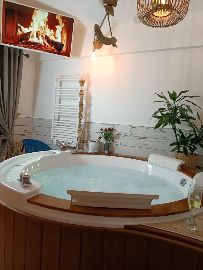 Le Maréchal Duplex - Appartement Cosy avec Baignoire spa Balnéo - CAEN hyper Centre Esterno foto
