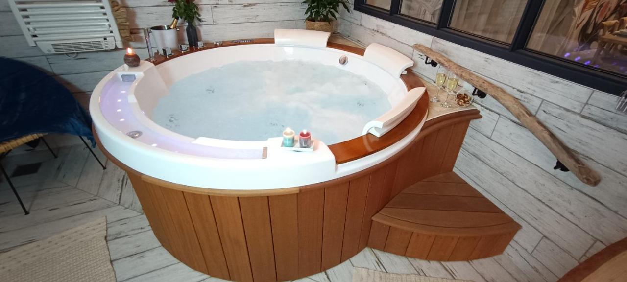 Le Maréchal Duplex - Appartement Cosy avec Baignoire spa Balnéo - CAEN hyper Centre Esterno foto