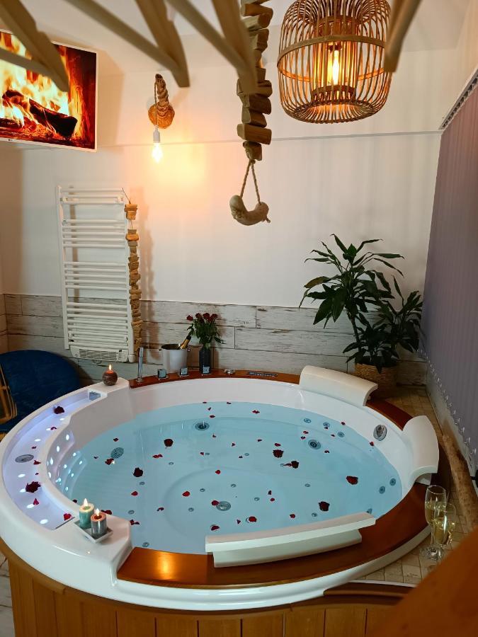 Le Maréchal Duplex - Appartement Cosy avec Baignoire spa Balnéo - CAEN hyper Centre Esterno foto