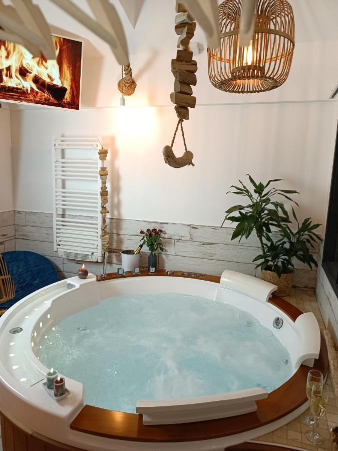 Le Maréchal Duplex - Appartement Cosy avec Baignoire spa Balnéo - CAEN hyper Centre Esterno foto